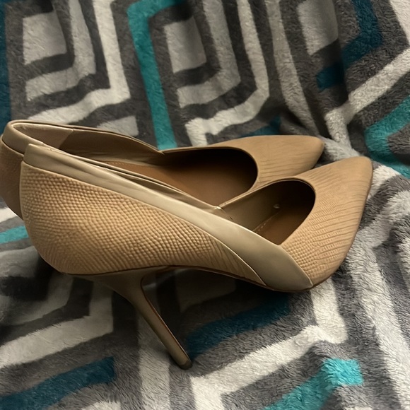 Tan or nude pointed heels - Picture 7 of 9
